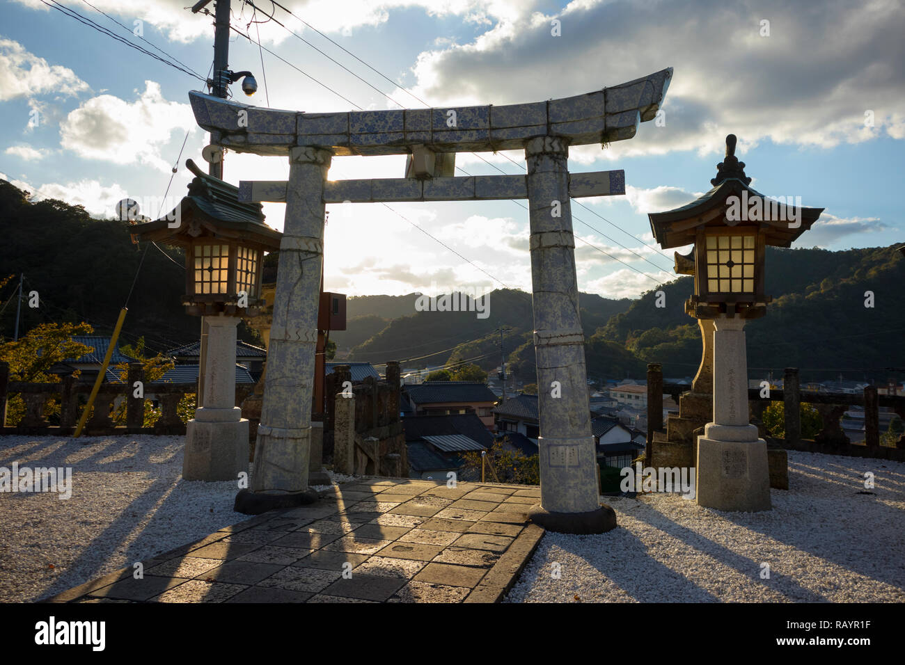 Arita, Giappone - 30 Ottobre 2018: unica Torii gate del santuario Tozan realizzato in porcellana Arita al crepuscolo Foto Stock