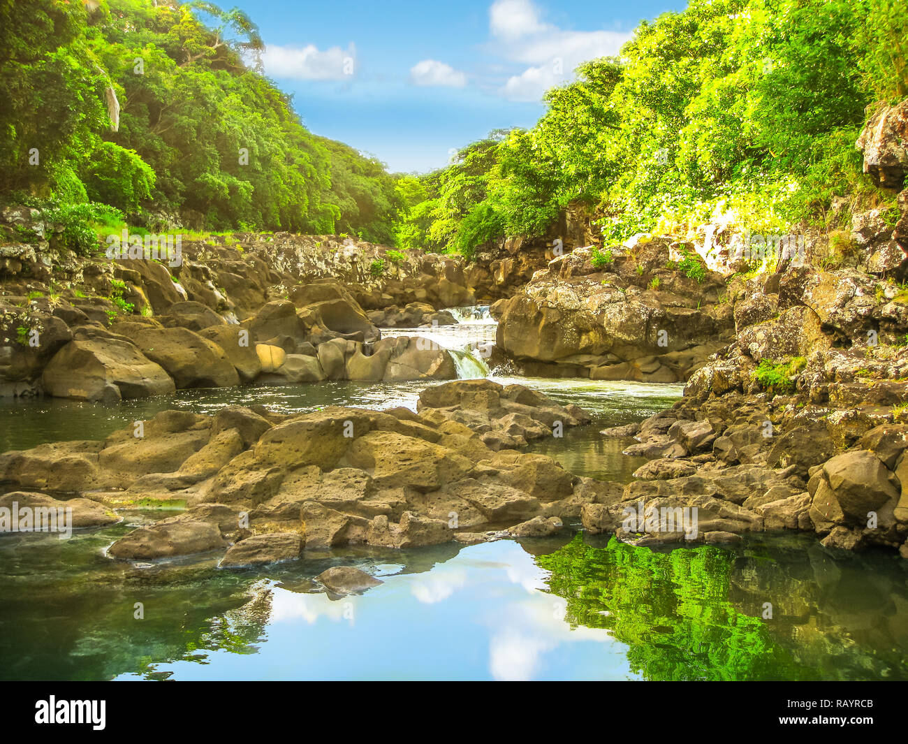 Bellissimo cielo riflesse nelle calme acque del Black River Gorges National Park, la più grande foresta protetta di Maurizio, Oceano indiano, Africa. Paesaggio panoramico del popolare destinazione di viaggio. Foto Stock