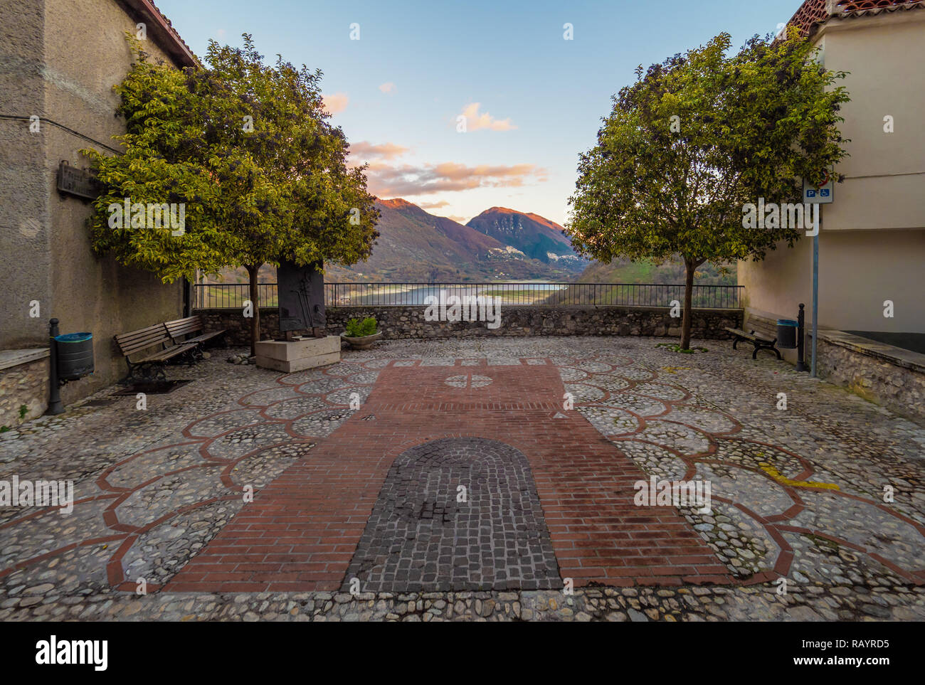 Castel di Tora (Italia) - Una splendida montagna e medievale città poco sulla roccia nel lago Turano, provincia di Rieti, regione Lazio. Qui una vista di hist Foto Stock