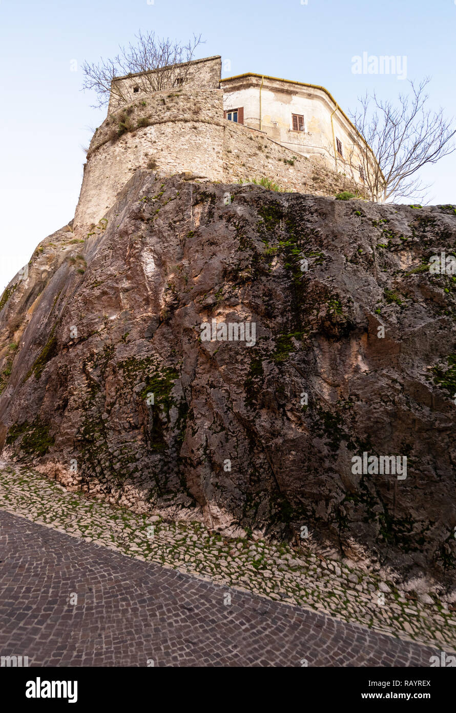 Castel di Tora (Italia) - Una splendida montagna e medievale città poco sulla roccia nel lago Turano, provincia di Rieti, regione Lazio. Qui una vista di hist Foto Stock