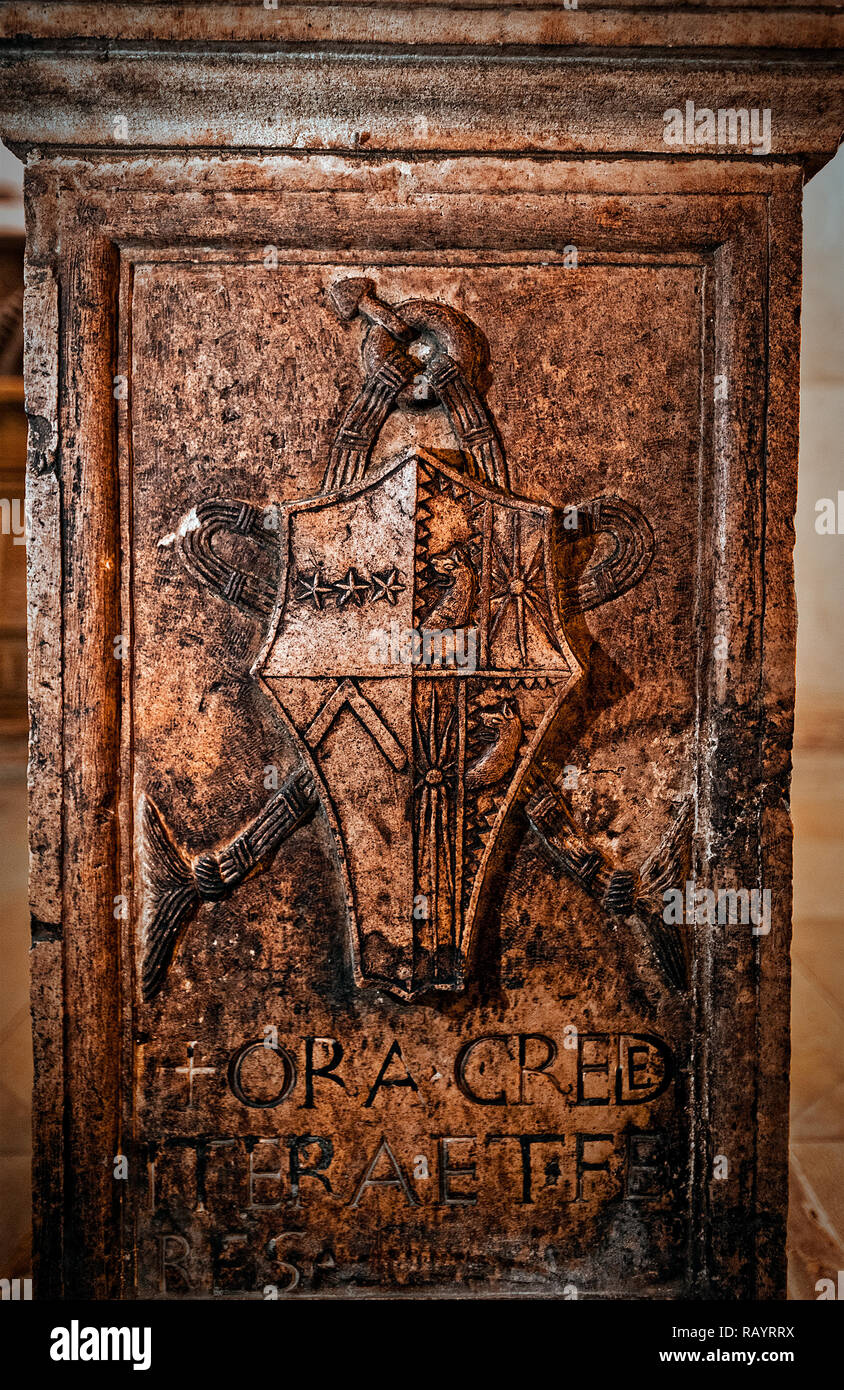 Italia Basilicat Acerenza cripta della cattedrale capitale particolare stemma che rappresenta la famiglia di Maria Balsa (figlia del conte Vlad III - Dracula) e il conteggio dei Ferrillo Foto Stock