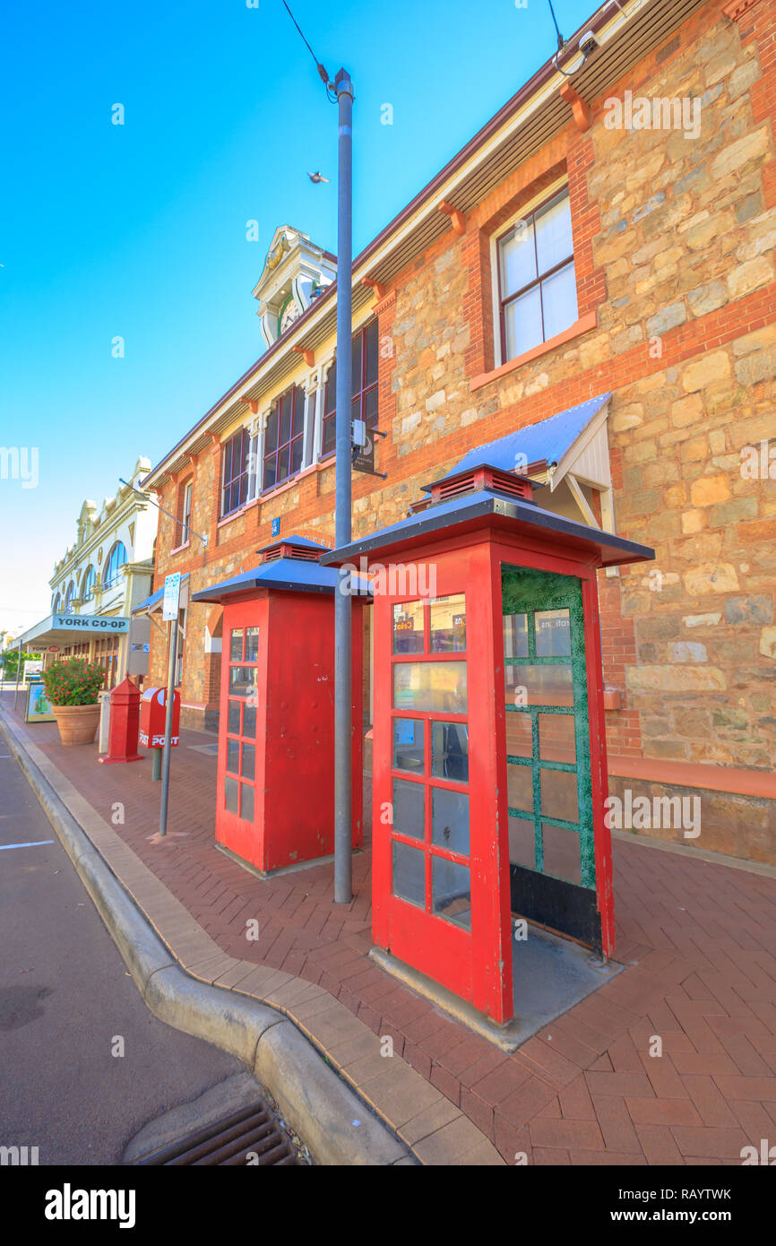 York, Australia - Dic 25, 2017: due vintage telefono rosso casella di fronte a York Post Office costruito nel 1893, York, una famosa zona turistica e storica città a est di Perth. Il primo insediamento terrestre in WA. Foto Stock