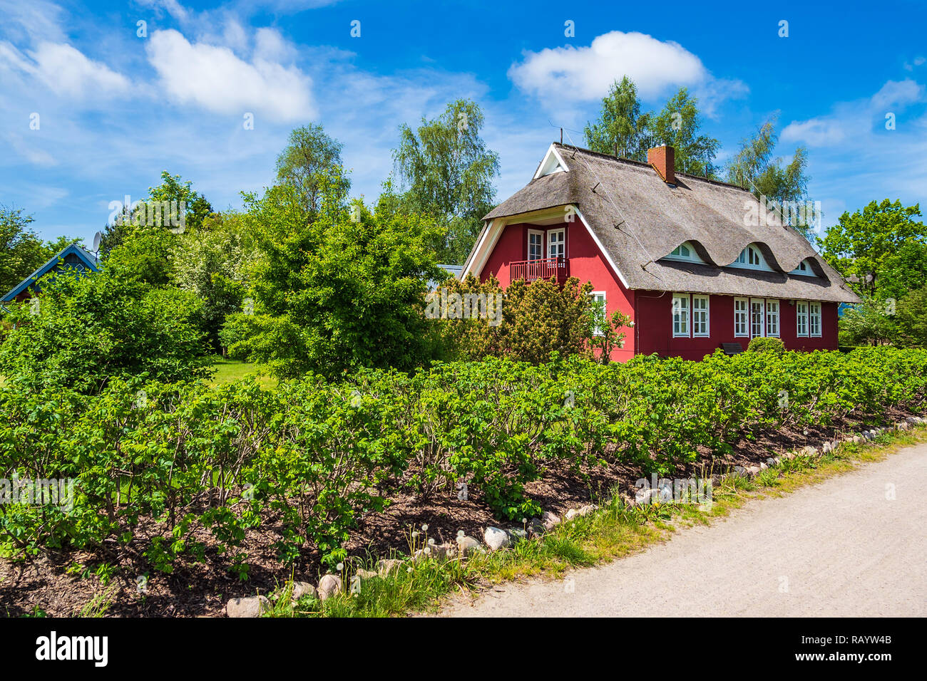 Edificio, gli alberi e le nuvole in Wieck, Germania. Foto Stock Edificio, gli alberi e le nuvole in Wieck, Germania. Foto Stock