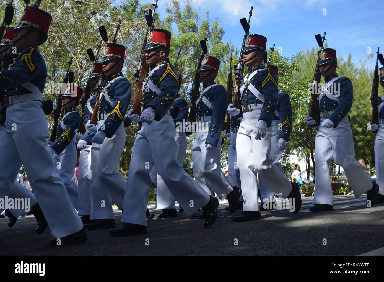 Cadetti dei militari filippini Accademia (PMA) esecuzione marching durante la celebrazione dei paesi il giorno di indipendenza a Baguio City Filippine Foto Stock