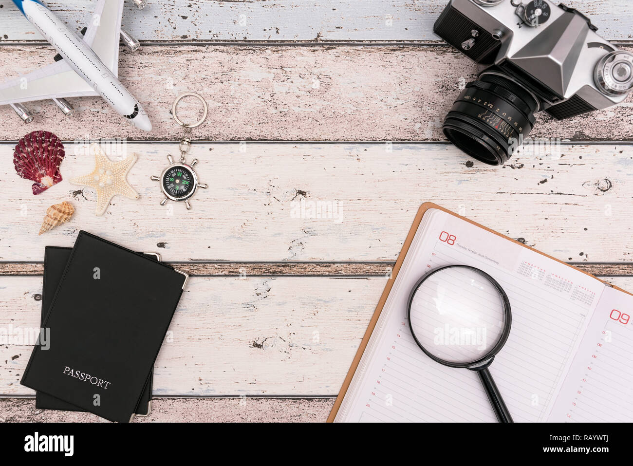 Estate accessori da viaggio su sfondo di legno. Pianificazione del viaggio top view concept Foto Stock