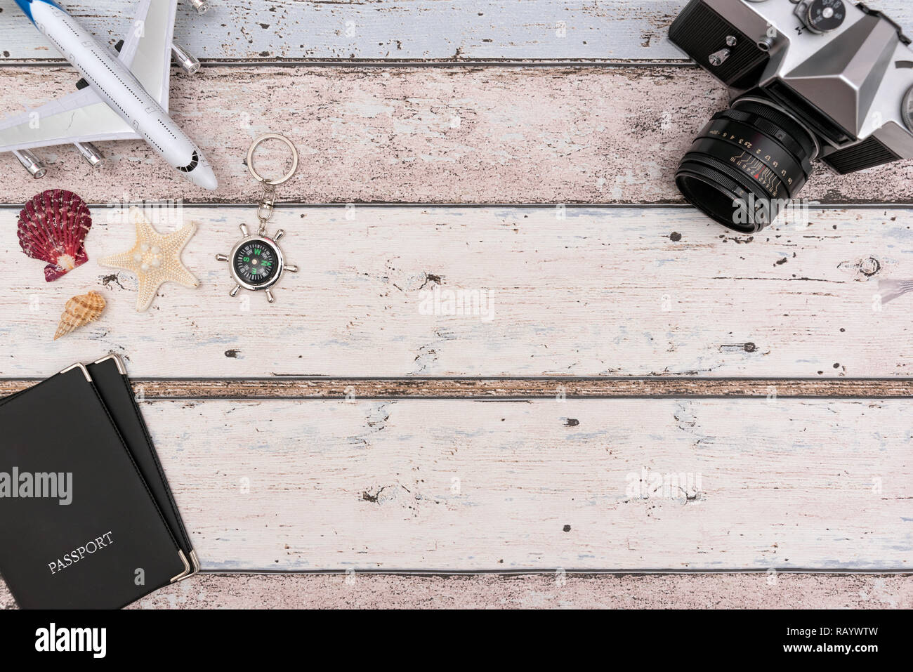 Estate accessori da viaggio su sfondo di legno. Pianificazione del viaggio top view concept Foto Stock