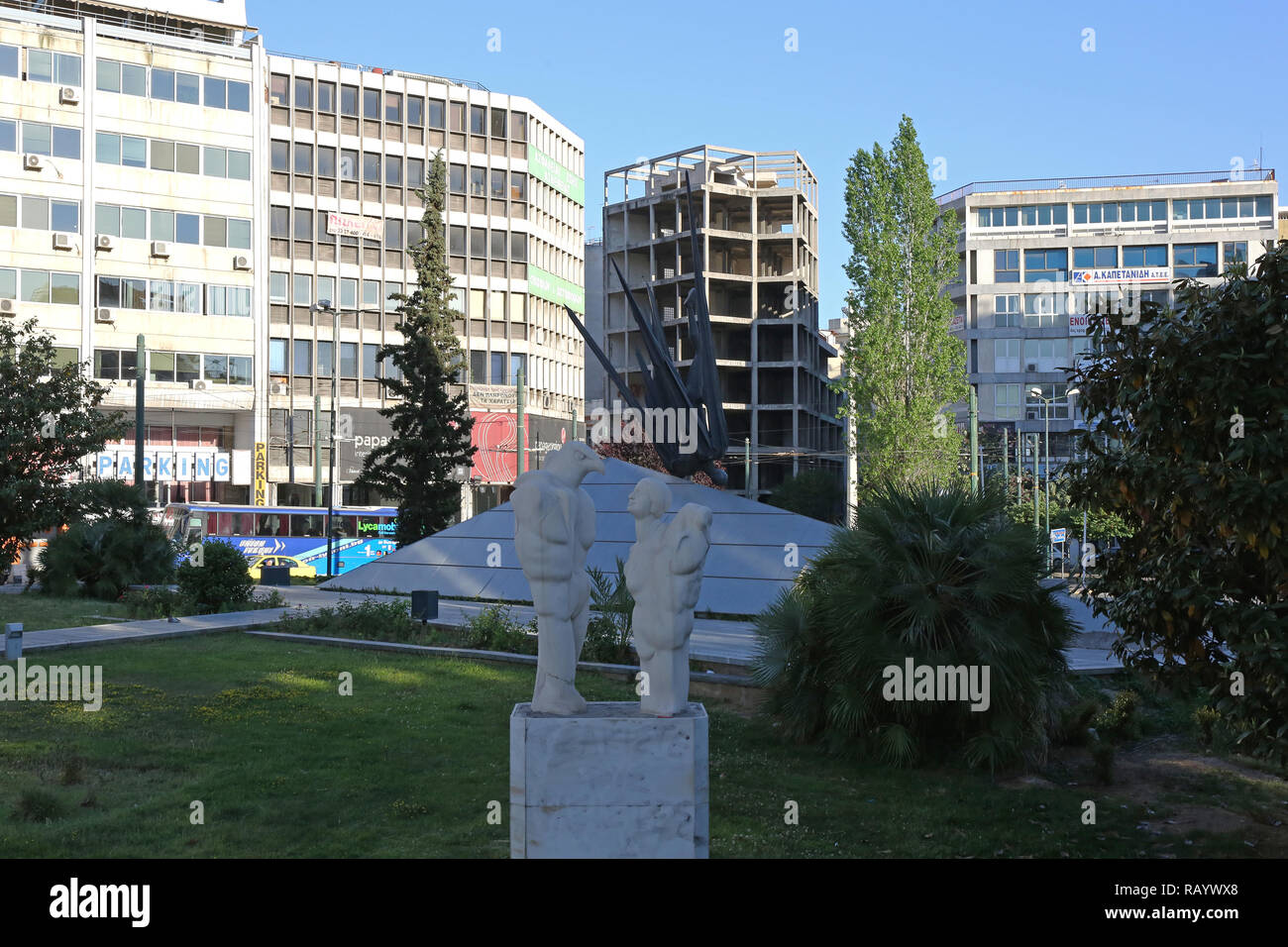 ATHENS, Grecia - 04 Maggio 2015: caduti monumento aviatori Icaro a Karaiskaki Street a Atene, Grecia. Foto Stock