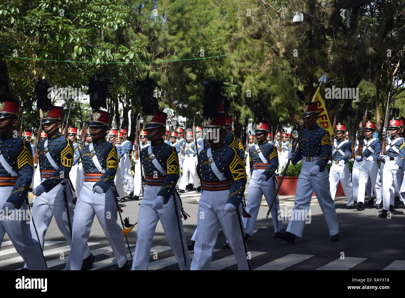 Cadetti dei militari filippini Accademia (PMA) esecuzione marching durante la celebrazione dei paesi il giorno di indipendenza a Baguio City Filippine Foto Stock