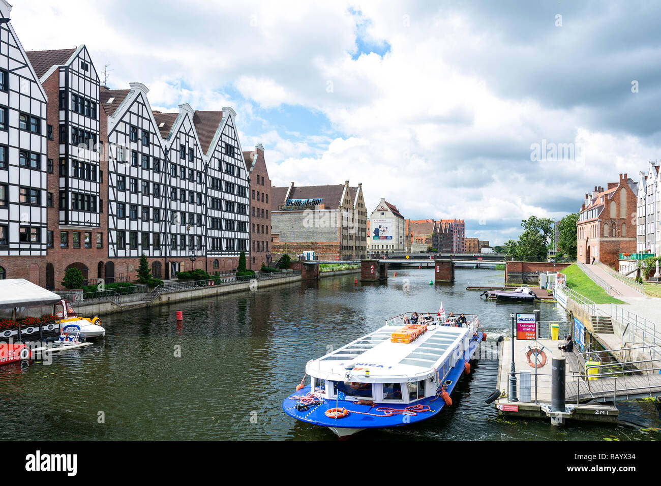 Gdansk, Polonia - 26 Giugno 2018: turista nave da crociera sul fiume Motlawa nel centro storico della città di Gdansk Foto Stock