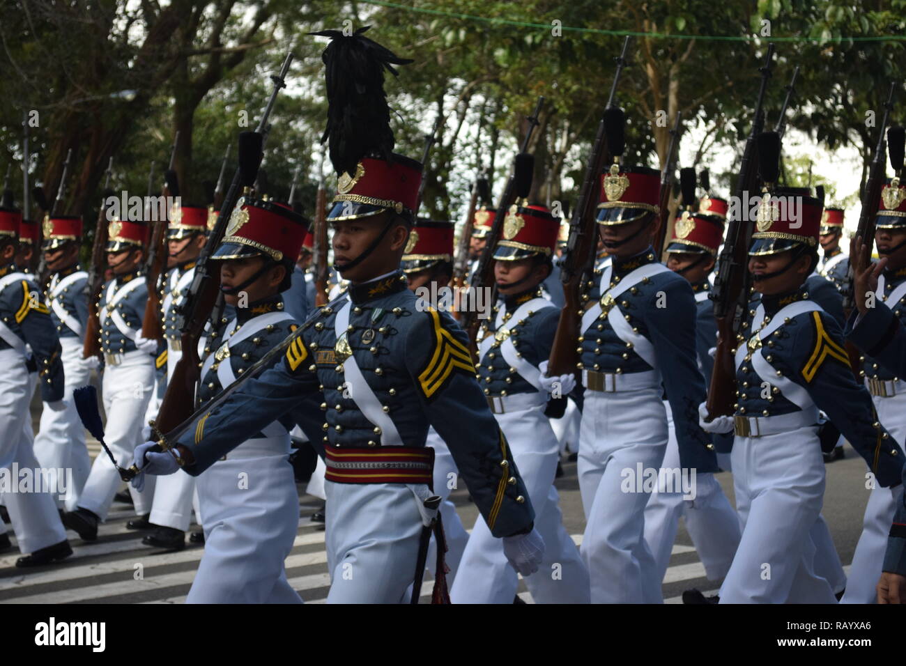 Cadetti dei militari filippini Accademia (PMA) esecuzione marching durante la celebrazione dei paesi il giorno di indipendenza a Baguio City Filippine Foto Stock