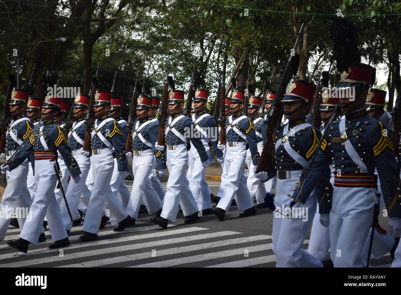 Cadetti dei militari filippini Accademia (PMA) esecuzione marching durante la celebrazione dei paesi il giorno di indipendenza a Baguio City Filippine Foto Stock