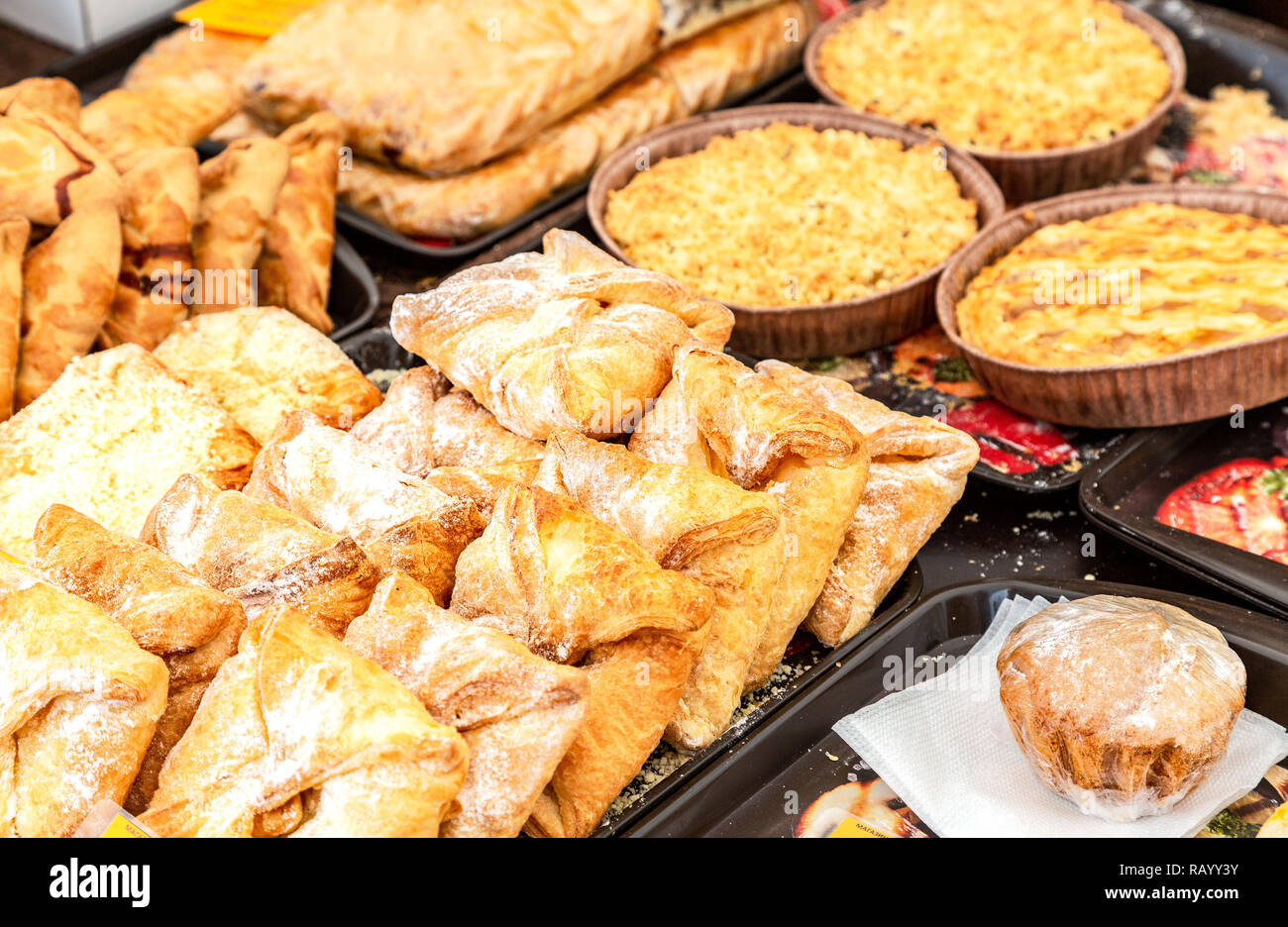 Fresche deliziose torte dolci pronti per la vendita nel mercato locale Foto Stock