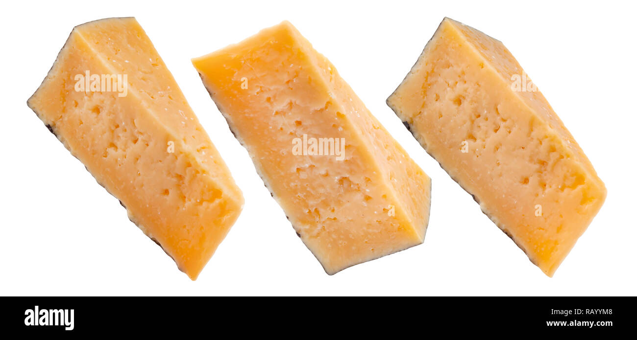 Parmigiano. Triangolo pezzo di formaggio parmigiano isolato su sfondo bianco con tracciato di ritaglio Foto Stock
