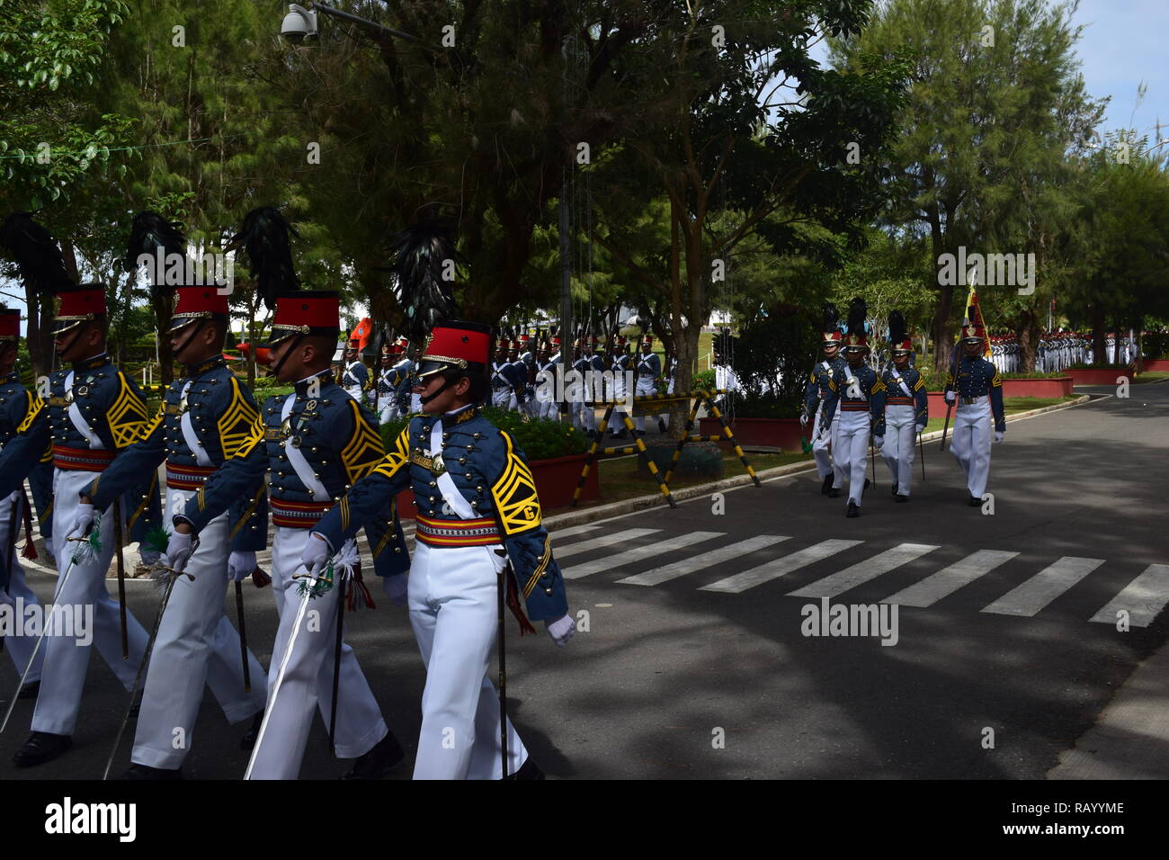 Cadetti dei militari filippini Accademia (PMA) esecuzione marching durante la celebrazione dei paesi il giorno di indipendenza a Baguio City Filippine Foto Stock