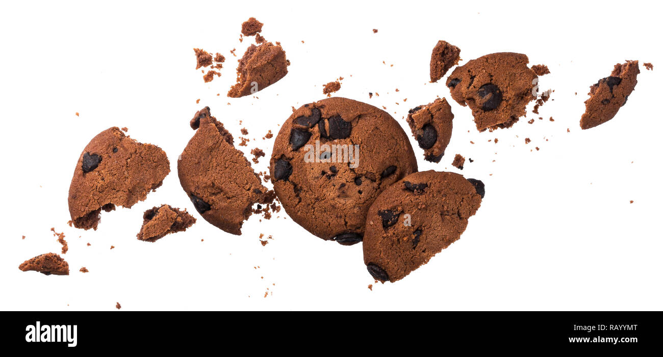 Rotture di biscotti con scaglie di cioccolato isolato su sfondo bianco con percorso di clipping. Collezione Foto Stock Rotture di biscotti con scaglie di cioccolato isolato su sfondo bianco con percorso di clipping. Collezione Foto Stock