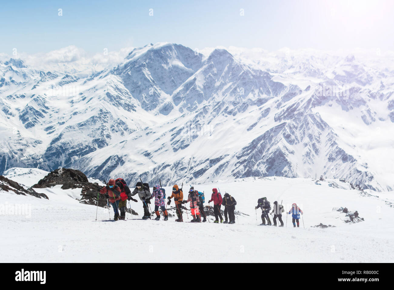 Un gruppo di alpinisti camminare in alta montagna. Foto Stock
