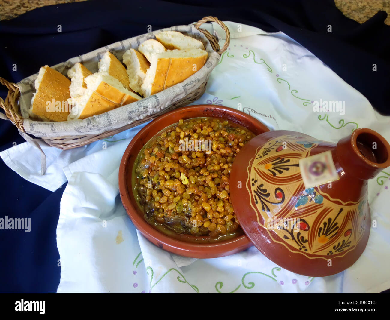 Tajine marocchina con pollo e uvetta con tradizionale pane marocchino Foto Stock