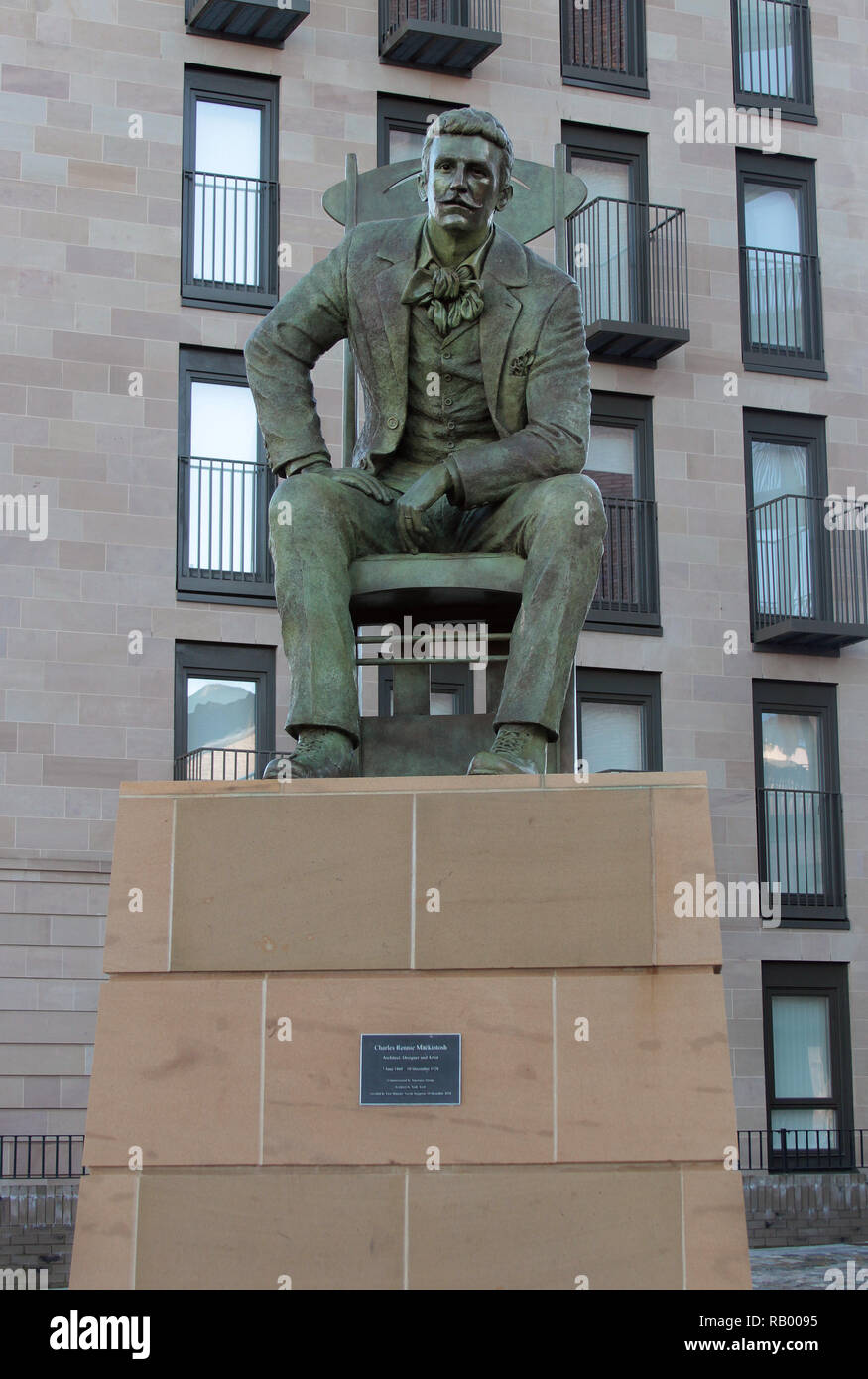 Questa statua realistica del grande architetto e designer Charles Rennie Mackintosh, è stata svelata a Glasgow nel 2018 per commemorare il giorno del suo compleanno, 150 anni fa, e 90 anni dopo la sua morte. La sua opera più famosa fu la Glasgow School of Art che ha purtroppo stata bruciata. La statua è opera di Andy Scott. Alan Wylie/ALAMY © Foto Stock