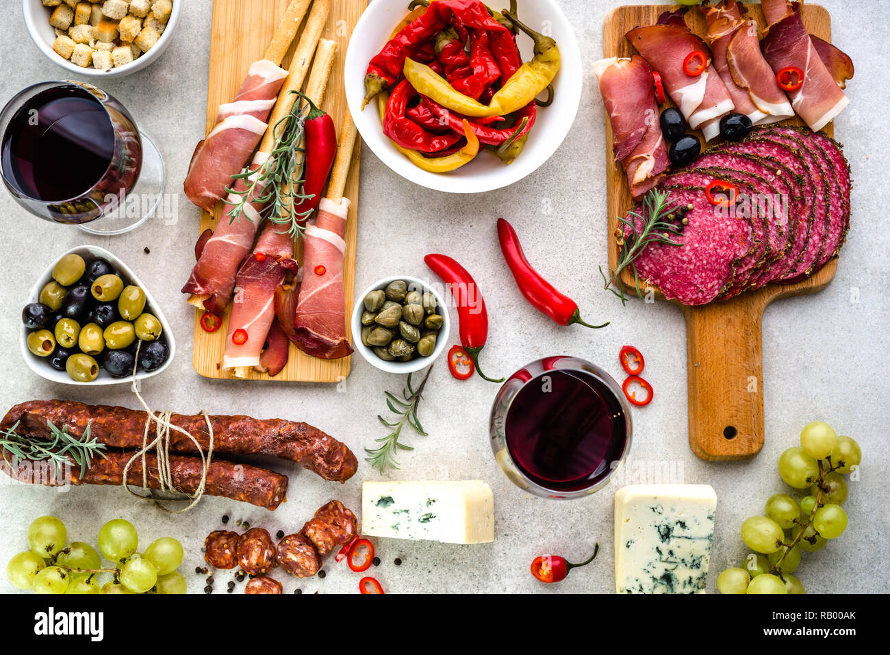 Tapas spagnoli, cibo tradizionale dalla Spagna, vino e stuzzichini sulla tabella, vista dall'alto Foto Stock