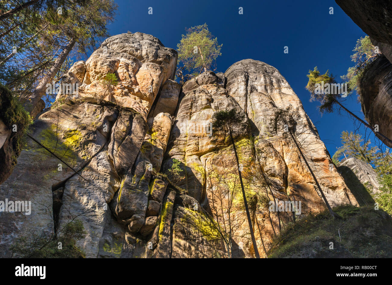 Torri di roccia a Rocce di Adršpach, Adršpach-Teplice Rocks Riserva Naturale Nazionale, Central Sudetes, Bohemia Repubblica Ceca Foto Stock