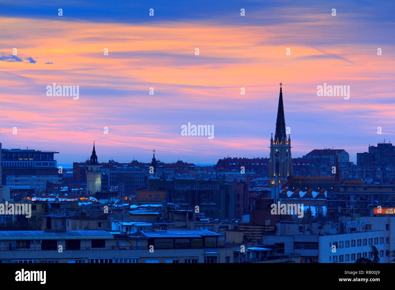 Dal centro città di Novi Sad elevato angolo al tramonto Foto Stock