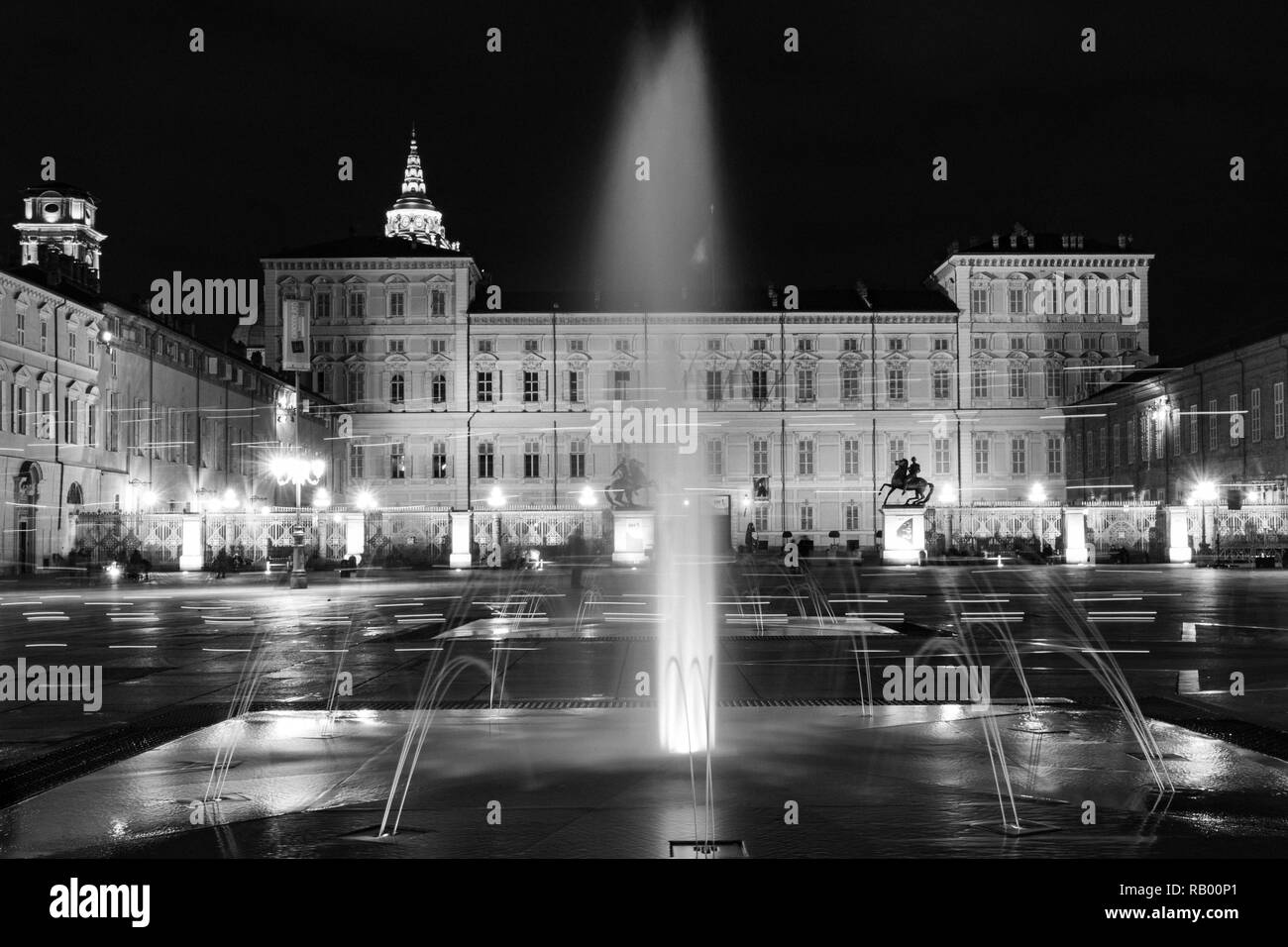 Torino Piemonte, Italia. Vista notturna di una fontana in piazza castello in bianco e nero Foto Stock
