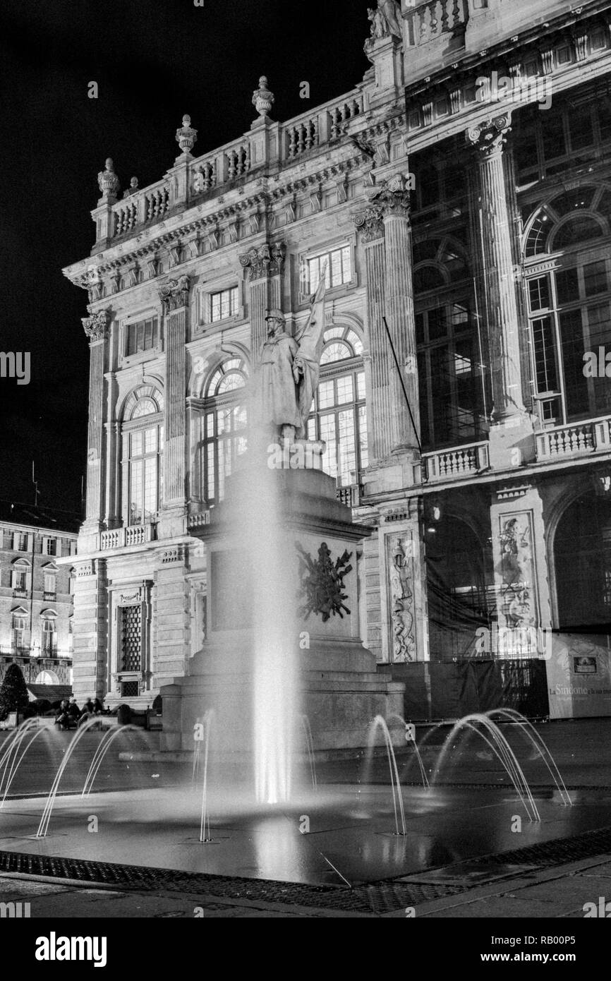 Torino Piemonte, Italia. Vista notturna di piazza castello in bianco e nero con Palazzo Madama dietro la fontana con il monumento al Vescovo di Foto Stock