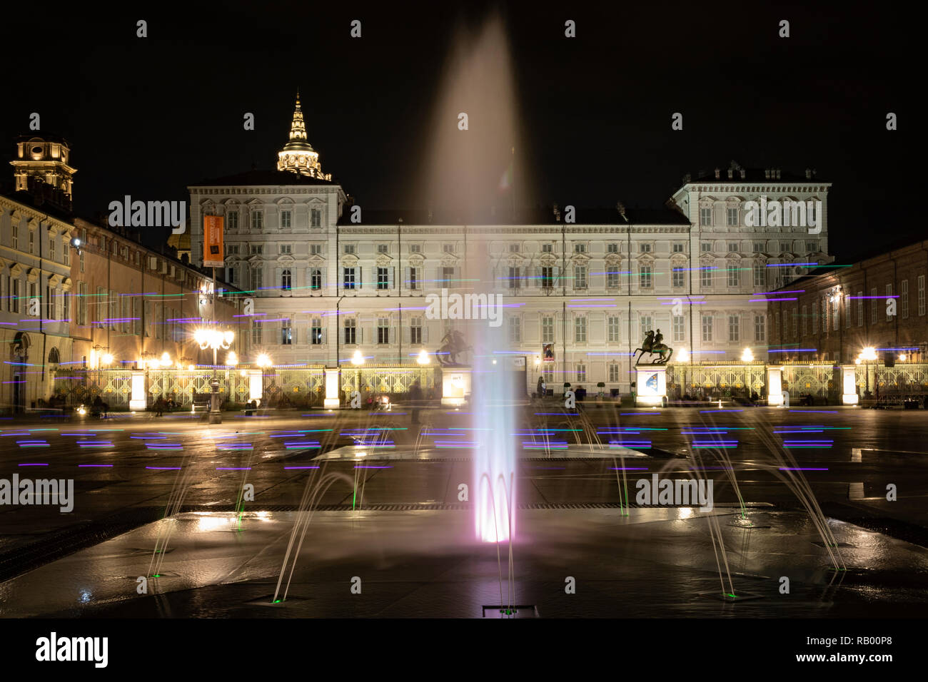 Torino Piemonte, Italia. Vista notturna di una fontana di piazza Castello Foto Stock