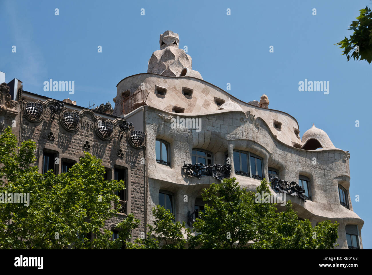 L'esterno della Casa Mila edificio progettato da Antoni Gaudi, Barcellona, Spagna Foto Stock