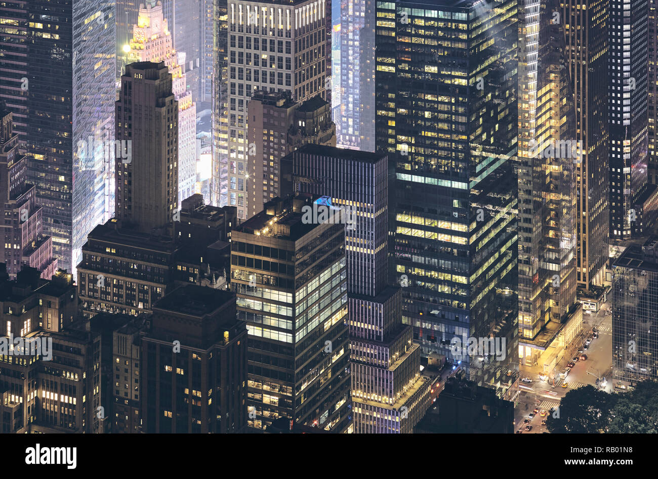 Vista aerea della città di New York e moderni edifici di notte, dai toni di colore immagine, STATI UNITI D'AMERICA. Foto Stock