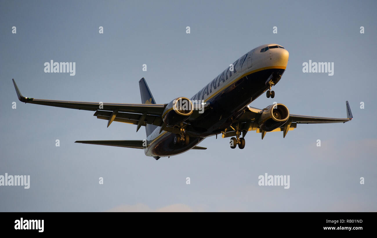 Irish compagnia aerea a basso costo - RyanAir visto l'atterraggio all'Aeroporto Internazionale di Glasgow, UK. Foto Stock