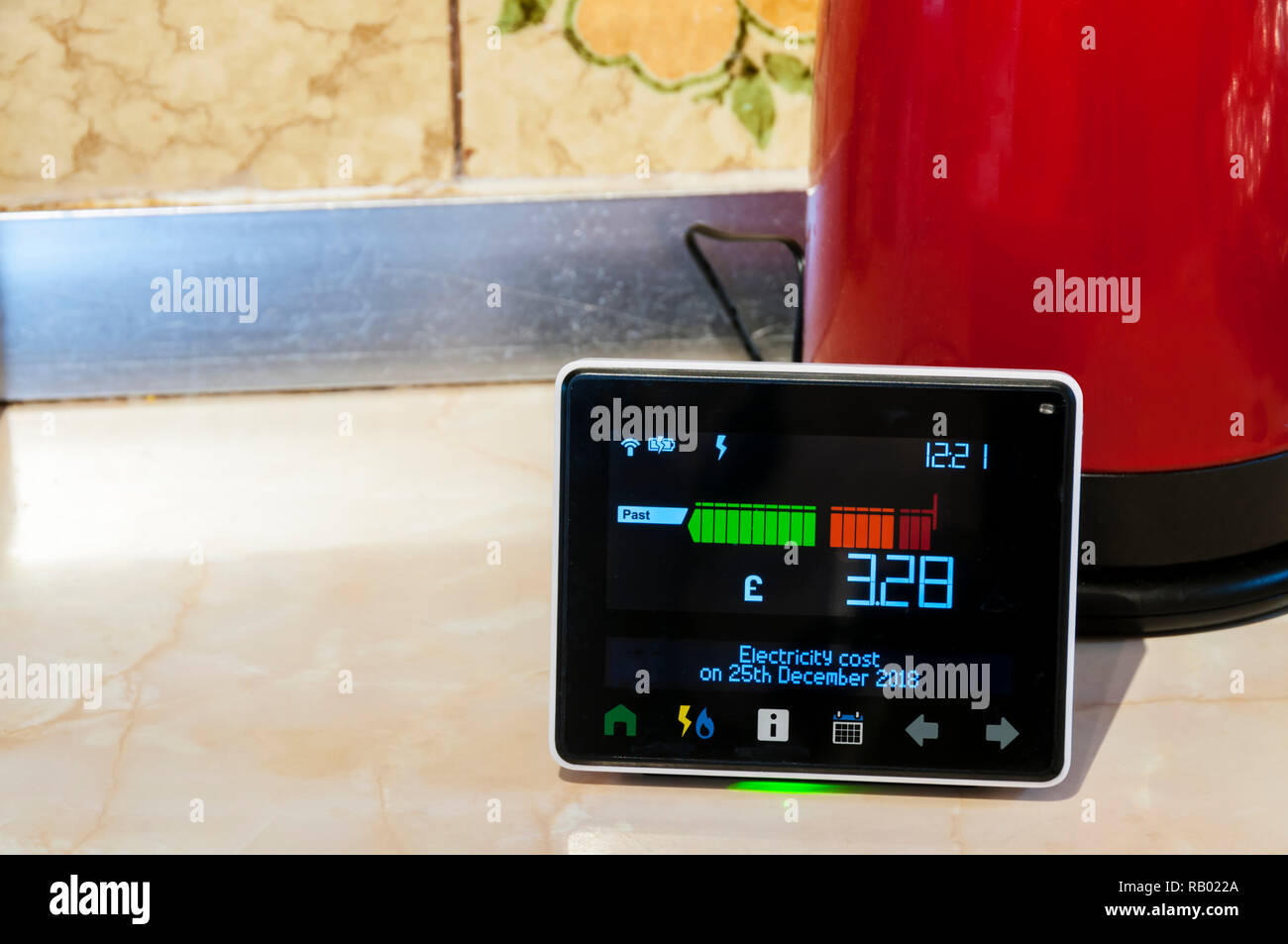 Un camaleonte la tecnologia Smart Meter forniti da EDF energia in una cucina domestica. Mostra costo di energia consumata durante il giorno. Foto Stock