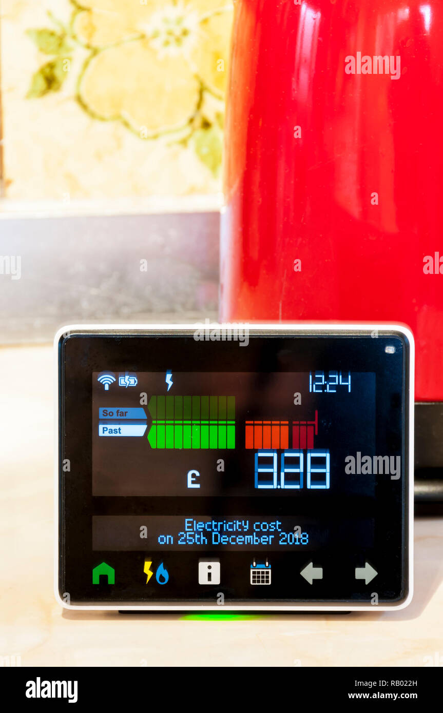 Un camaleonte la tecnologia Smart Meter forniti da EDF energia in una cucina domestica. Mostra costo di energia consumata durante il giorno. Foto Stock
