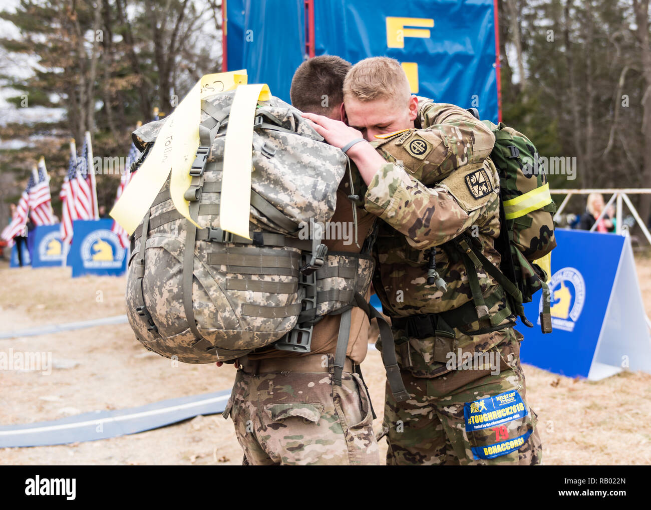Due soldati congratularci gli uni con gli altri dopo aver completato la 26.2 miglio dura Ruck marathon Foto Stock