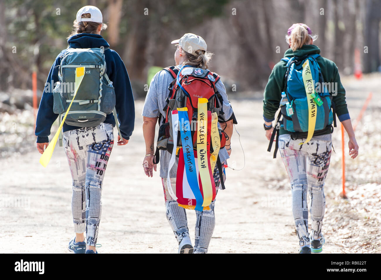 Tre donne camminando la battaglia Trail Strada al 2018 Dura Ruck. Foto Stock