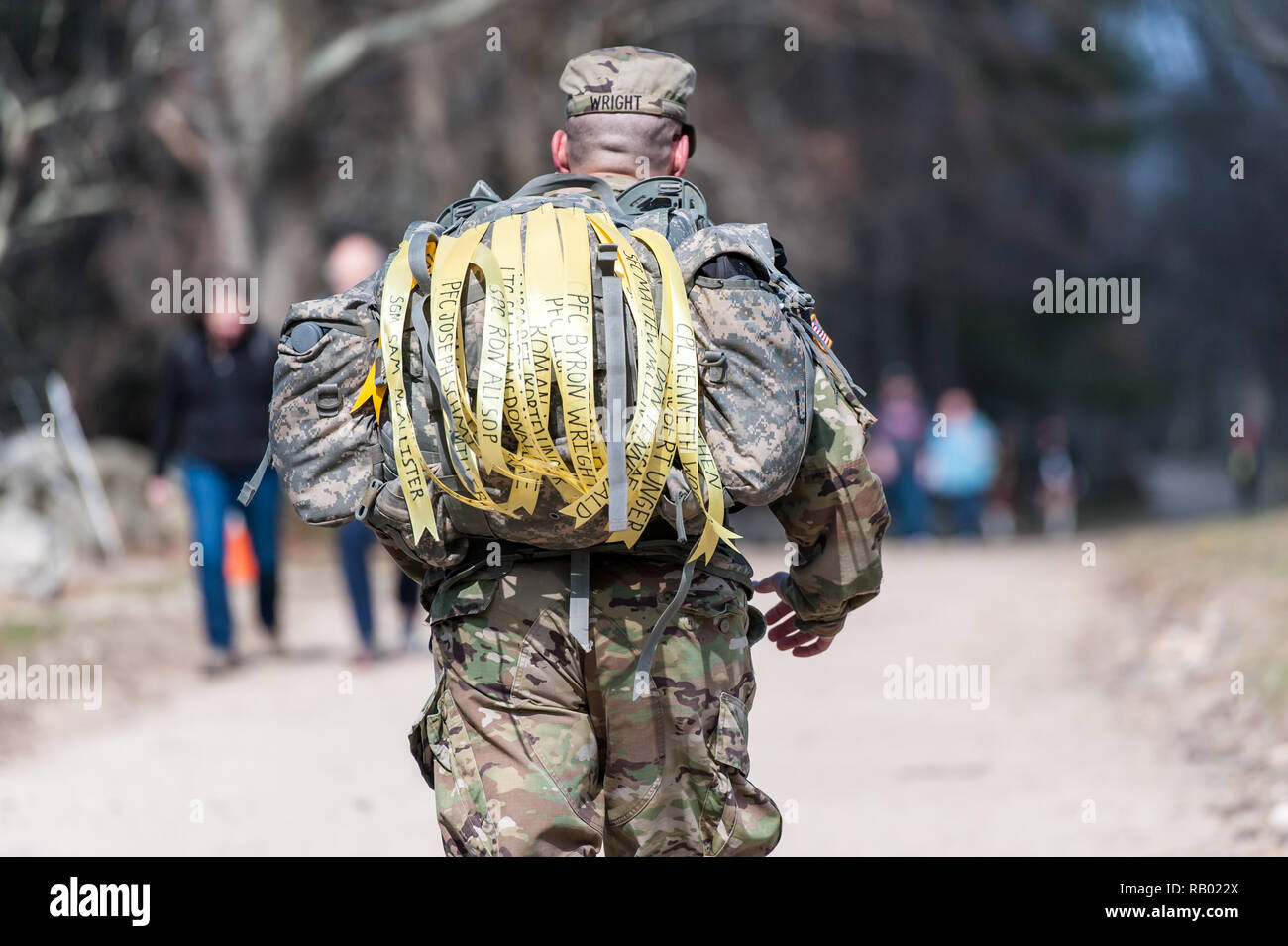 Un soldato che partecipano in duri Ruck, camminando lungo sulla battaglia Trail Strada Foto Stock