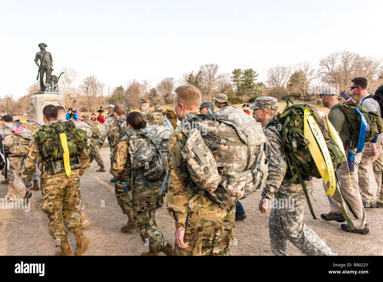 Soldati oltrepassando il Minuteman statua all'inizio di militari gli Amici della Fondazione Ruck difficile maratona a Minuteman National Historic Park. Foto Stock