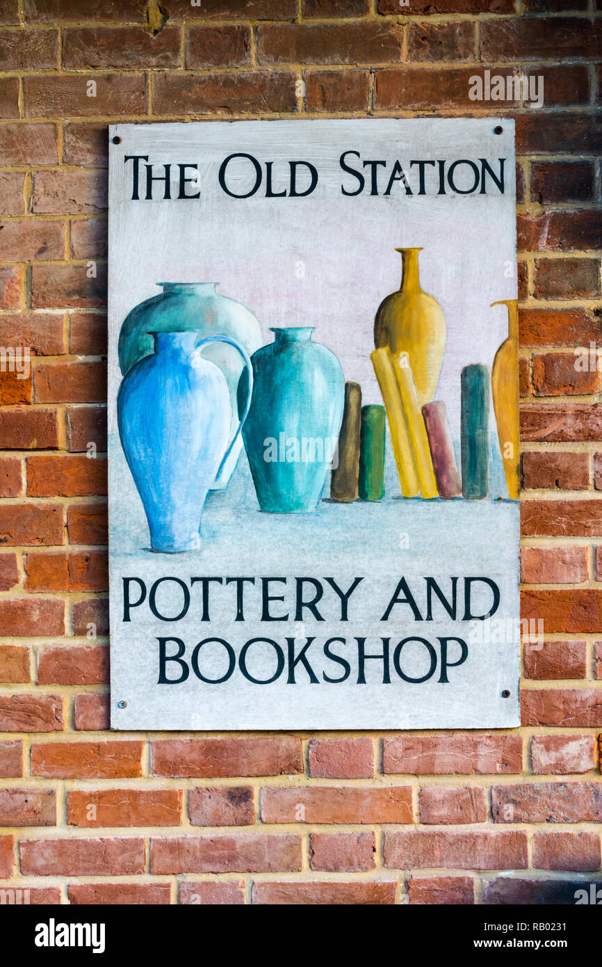 Segno per la vecchia stazione di ceramica e bookshop in pozzetti-next-il-Mare, North Norfolk. Foto Stock