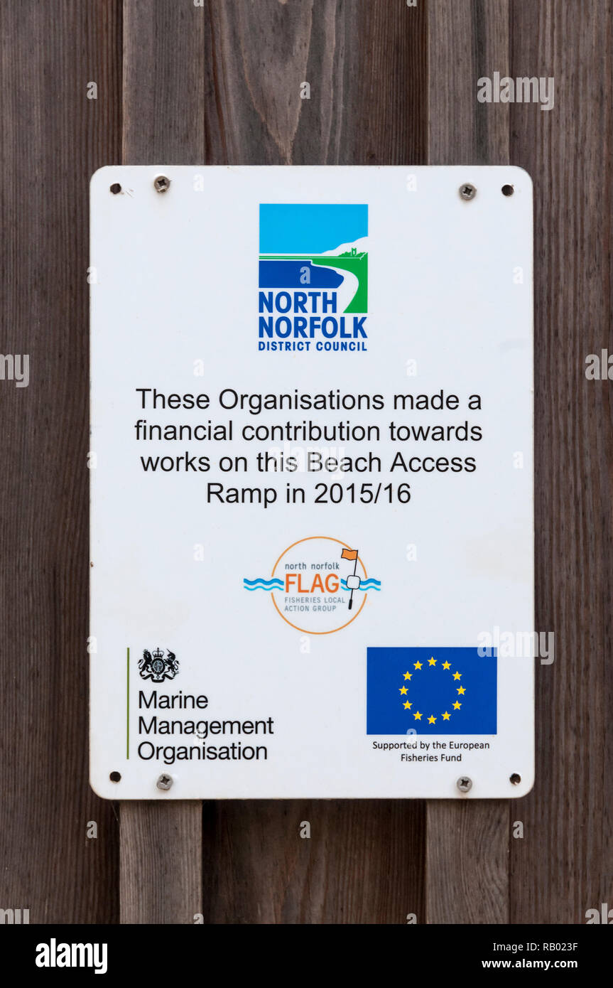Una lapide in Sheringham, North Norfolk, registra il contributo del Fondo europeo per la pesca per la fornitura di un accesso in spiaggia a rampa. Foto Stock