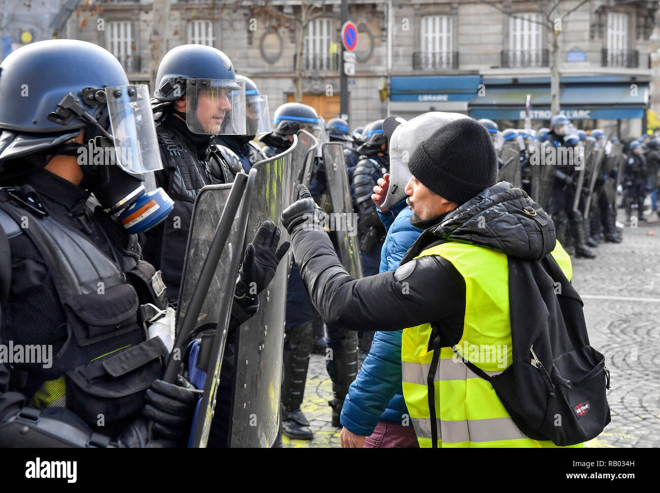 Pechino, Francia. L'8 dicembre, 2018. Un 'Giubbotto giallo' protester affronta la polizia vicino all'Arco di Trionfo a Parigi, Francia, a 8 Dicembre, 2018. Credito: Chen Yichen/Xinhua/Alamy Live News Foto Stock