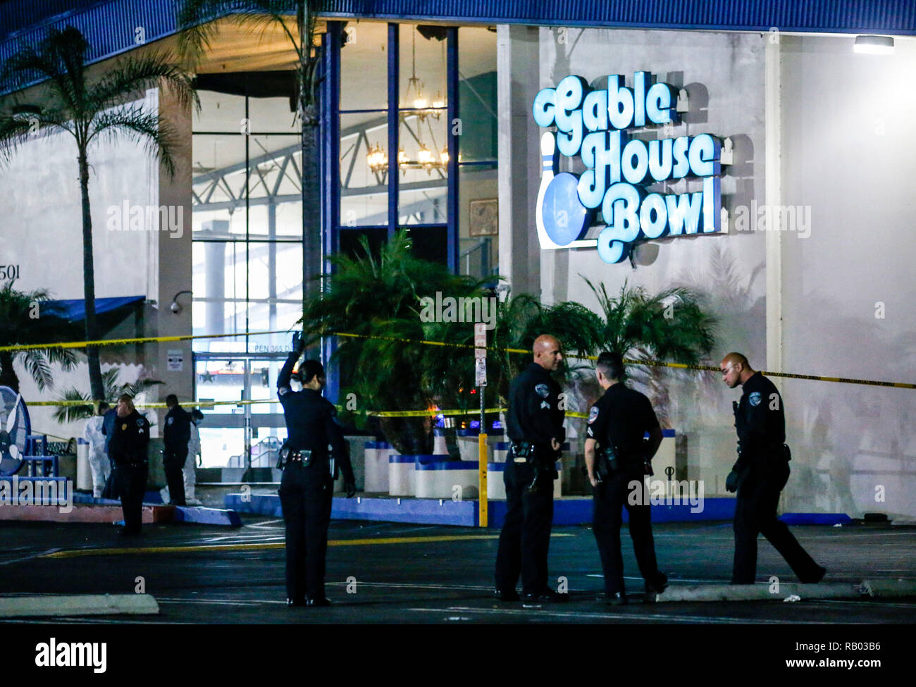 Los Angeles, Stati Uniti d'America. Gen 5, 2019. Gli ufficiali di polizia lavorano presso la scena di una fatale ripresa in Torrance, gli Stati Uniti, 5 gennaio 2019. Tre persone sono state uccise e quattro altri feriti in un tiro al Gable House ciotola negli Stati Uniti città costiera di Torrance vicino a Los Angeles, la Torrance il dipartimento di polizia di detto sabato. Credito: Zhao Hanrong/Xinhua/Alamy Live News Foto Stock