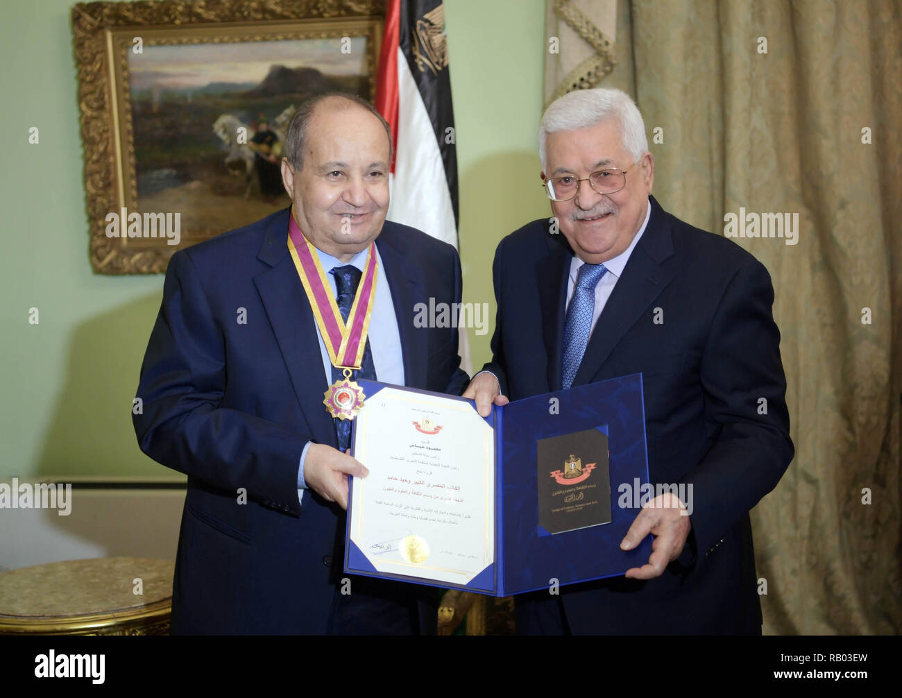 Il Cairo, Egitto. Gen 5, 2019. Il presidente palestinese Mahmoud Abbas onori scrittore egiziano Wahid Hamed nella capitale egiziana Il Cairo su gennaio 05, 2019 Credit: Thaer Ganaim APA/images/ZUMA filo/Alamy Live News Foto Stock