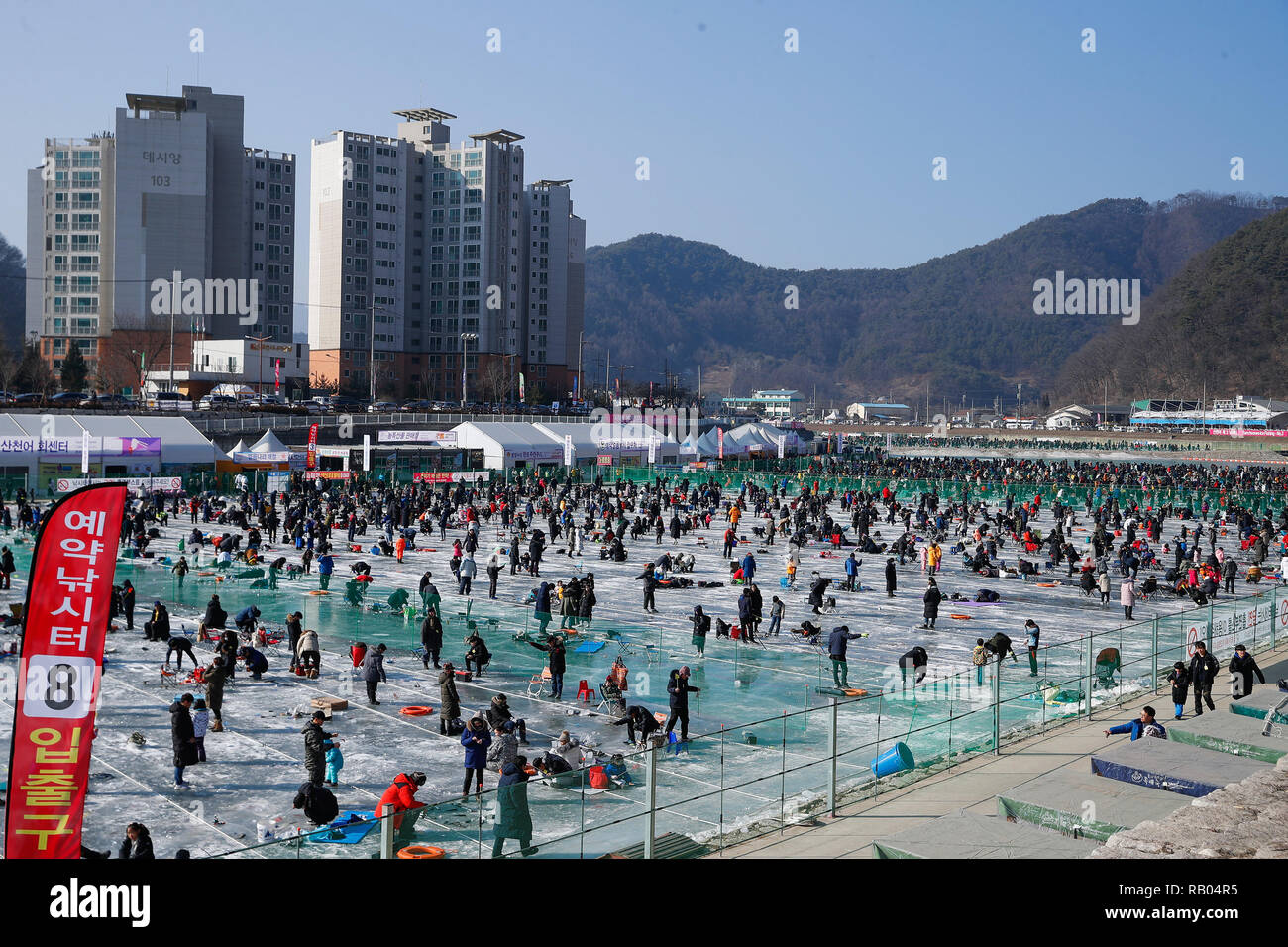 Hwacheon, Corea del Sud. Gen 5, 2019. Persone pesce per trote su un fiume congelato durante il ghiaccio Sancheoneo Festival in Hwacheon, Corea del Sud, 5 gennaio 2019. Come uno dei più grandi eventi invernali in Corea del Sud, l'annuale tre-week festival attira le persone all'Hwacheon frozen river, dove gli organizzatori trapanare fori di pesca nel ghiaccio e rilasciare le trote nel fiume durante il periodo del festival. Quest anno la festa dura dal 5 gennaio a gen. Credito: Wang Jingqiang/Xinhua/Alamy Live News Foto Stock