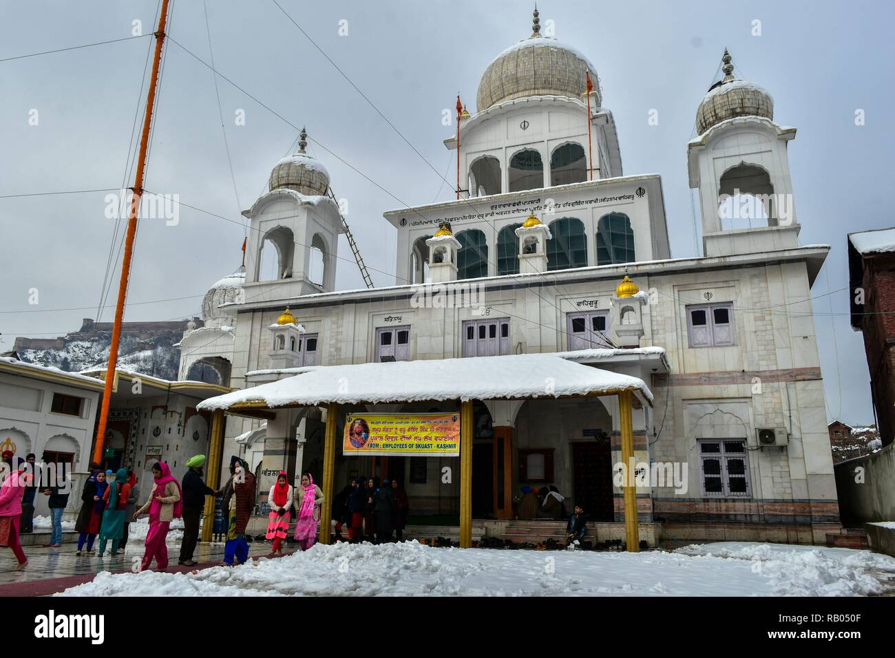 Srinagar, India. Dal 5 gennaio 2018. 5 gennaio 2019 - Srinagar, J&K, India - Vista di un tempio sikh durante l occasione.Nonostante il freddo, centinaia di devoti visitato Gurdwaras (templi sikh) attraverso il Kashmir a offrire preghiere in occasione del 352 anniversario della nascita del decimo Guru sikh Gobind Singh. Credito: Saqib_majeed SOPA/images/ZUMA filo/Alamy Live News Foto Stock