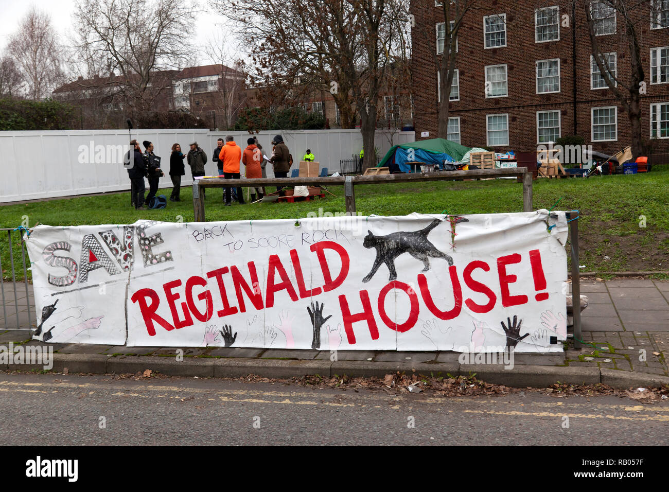 Un banner al di fuori del Vecchio Tidemill Wildlife Garden, protestando in attesa di distruzione di Reginald House, dal Consiglio a Lewisham in corrispondenza della giunzione di Reginald Road e Deptford Churcgh Street, Lewisham, a sud-est di Londra. Foto Stock