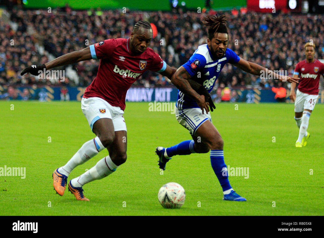 Londra, Regno Unito. Dal 5 gennaio 2018. Michail Antonio del West Ham United (L) in azione con Jacques Maghoma della città di Birmingham (R). La Emirates FA Cup, terzo round match, West Ham United v Birmingham City presso la London Stadium, Queen Elizabeth Olympic Park a Londra il sabato 5 gennaio 2019. Questa immagine può essere utilizzata solo per scopi editoriali. Solo uso editoriale, è richiesta una licenza per uso commerciale. Nessun uso in scommesse, giochi o un singolo giocatore/club/league pubblicazioni . Credito: Andrew Orchard fotografia sportiva/Alamy Live News Foto Stock