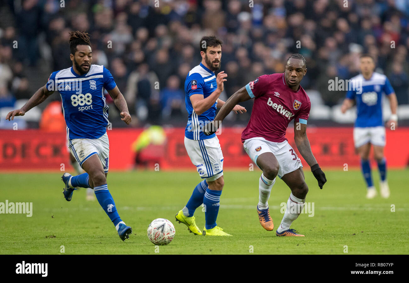 Londra, Regno Unito. 5° gennaio 2019. Michail Antonio del West Ham United con Maxime Colin (centro) e Jacques Maghoma di Birmingham City durante la FA Cup terzo turno match tra il West Ham United e Birmingham City a Londra, Regno Unito, Inghilterra il 5 gennaio 2019. Foto di Andy Rowland. . (La fotografia può essere utilizzata solo per il giornale e/o rivista scopi editoriali. www.football-dataco.com) Credito: Andrew Rowland/Alamy Live News Foto Stock