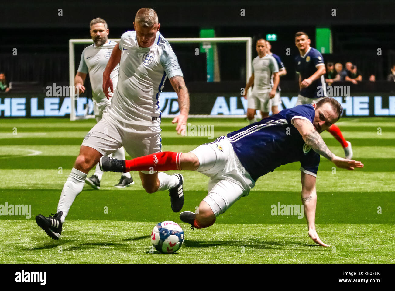 Glasgow, Regno Unito. 5° gennaio 2019. Azione dal giorno 2 della stella FansBet Sixes Torneo di SSE Idro in Glasgow. Il gioco 6 - Inghilterra vs Scozia sia Paul KONCHESKY (ITA) & James McFadden (SCO) sono stati determinati a non perdere la sfera durante la stella Sixes nel torneo di Glasgow Credit: Colin Poultney/Alamy Live News Foto Stock