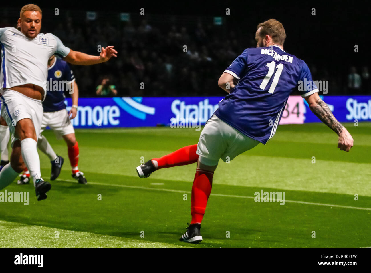 Glasgow, Regno Unito. 5° gennaio 2019. Azione dal giorno 2 della stella FansBet Sixes Torneo di SSE Idro in Glasgow. Il gioco 6 - Inghilterra vs Scozia scozia James McFadden apre il suo conto e ottiene la sua squadra su strada a 3 punti durante la stella Sixes nel torneo di Glasgow Credit: Colin Poultney/Alamy Live News Foto Stock