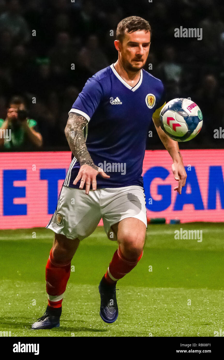 Glasgow, Regno Unito. 5° gennaio 2019. Azione dal giorno 2 della stella FansBet Sixes Torneo di SSE Idro in Glasgow. Il gioco 6 - Inghilterra vs Scozia scozia capitano Barry Ferguson occhi fino ad una raffica durante la stella Sixes nel torneo di Glasgow Credit: Colin Poultney/Alamy Live News Foto Stock